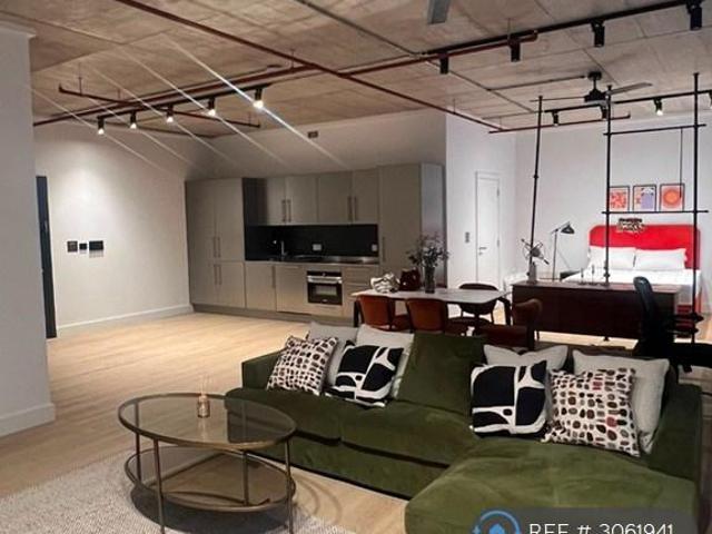 Apartment for rent in Wood Wharf, Greater London