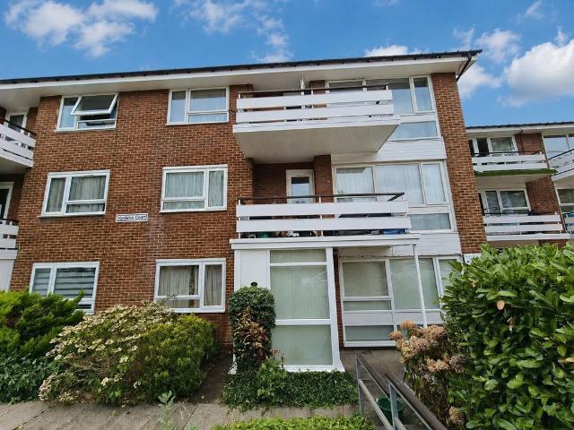 Apartment for rent in Little Stanmore, Greater London
