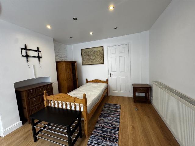 Studio for rent in Ringlestone, Midway
