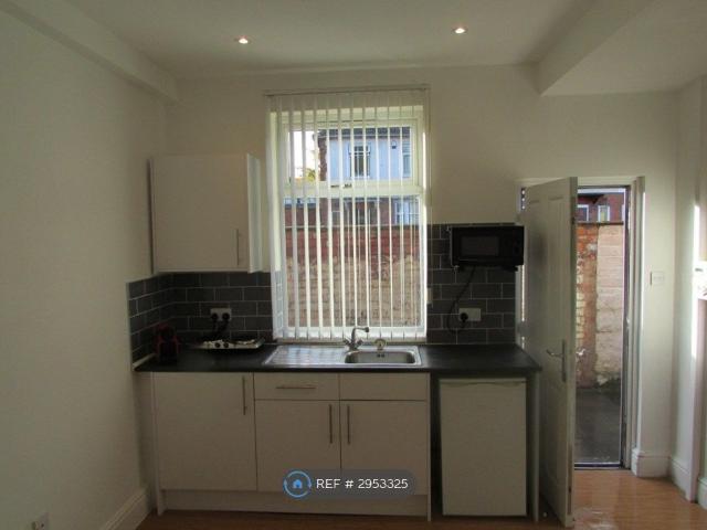 Studio for rent in Ball Hill, West Midlands