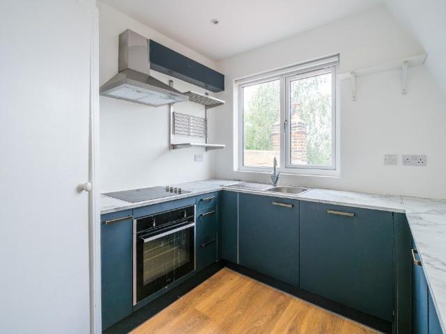Apartment for rent in London Borough of Merton, Collier's Wood