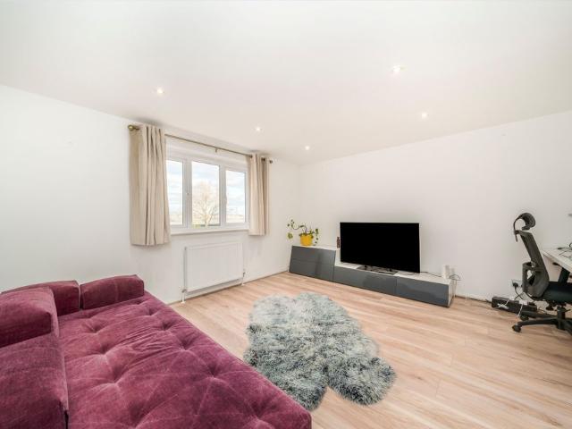 Townhouse for rent in Charlton Riverside, Greater London