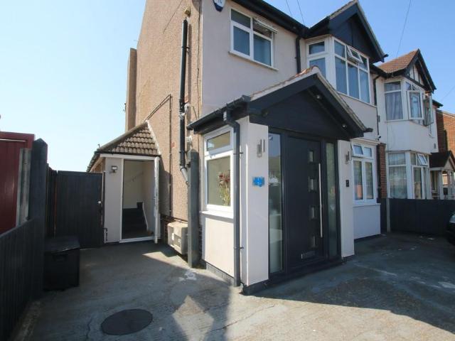 Apartment for rent in Harmondsworth, Greater London