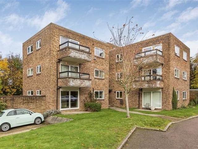 Apartment for rent in Hatching Green, Five Acres