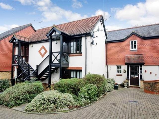 Apartment for rent in Hatching Green, Five Acres