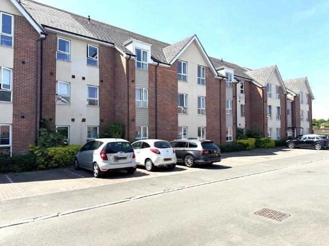 Apartment for rent in Row Town, Surrey