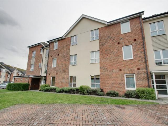 Apartment for rent in Row Town, Surrey