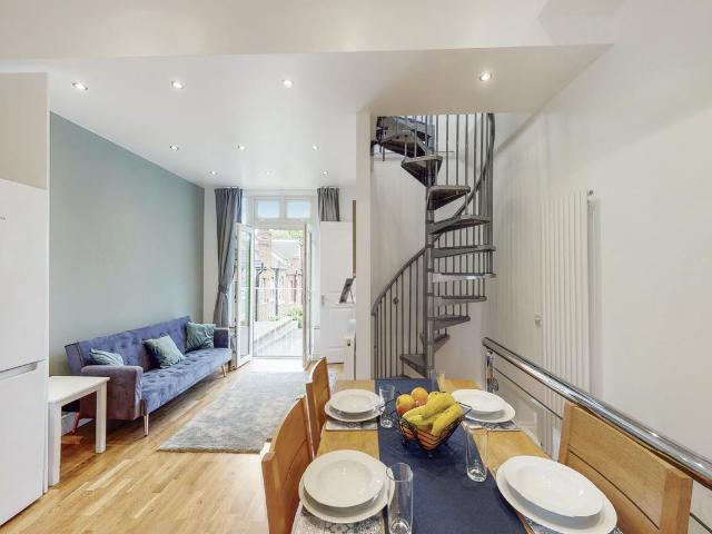 Apartment for rent in College Park, Greater London