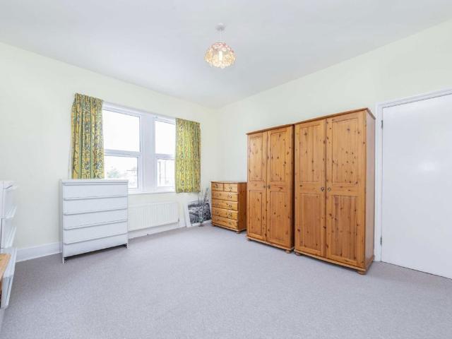Apartment for rent in College Park, Greater London