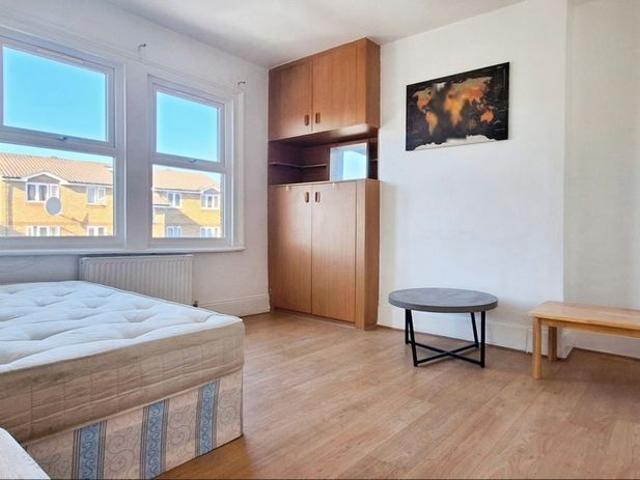 Apartment for rent in College Park, Greater London