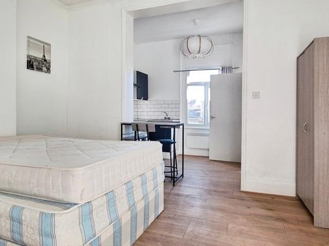 Apartment for rent in College Park, Greater London