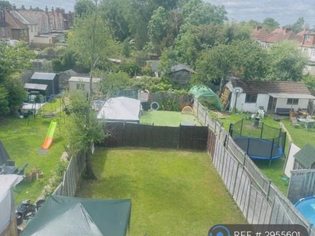Apartment for rent in Harrow Weald, Greater London