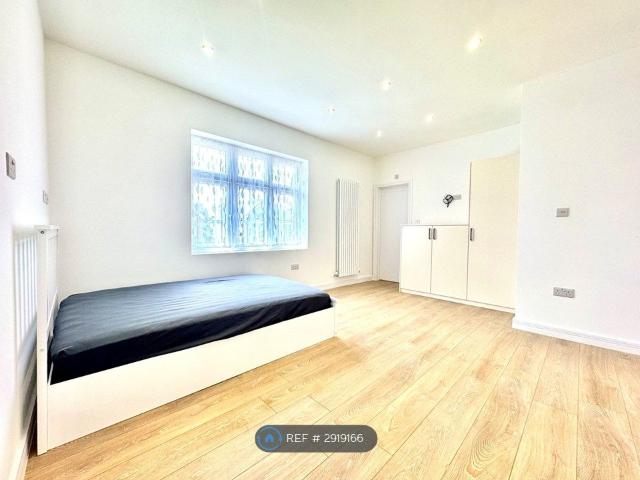 Studio for rent in Wealdstone, Greater London