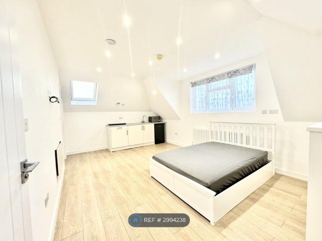 Studio for rent in Wealdstone, Greater London