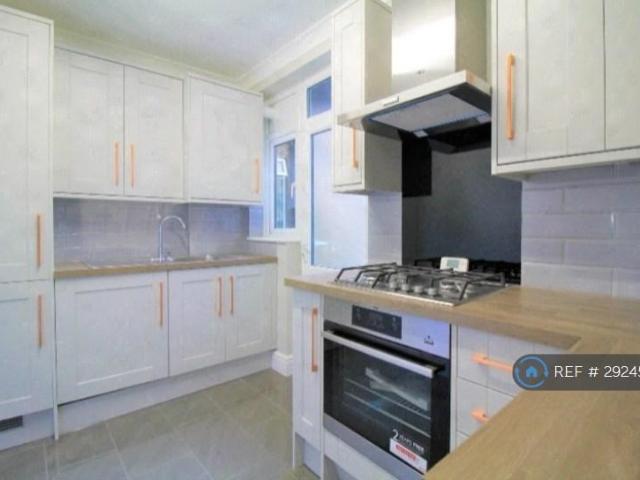 Apartment for rent in Harrow Weald, Greater London
