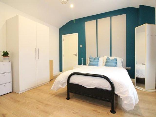 Studio for rent in Hillingdon, Cat Hill