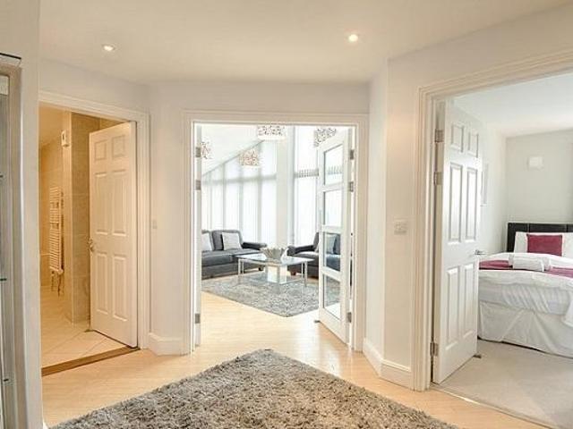 Apartment for rent in London Borough of Merton, Merton Park