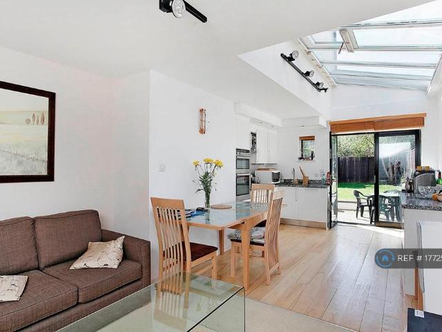 Apartment for rent in London Borough of Merton, Merton Park