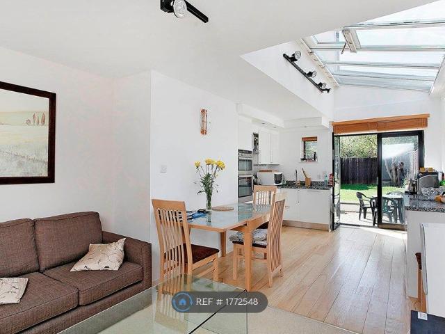 Apartment for rent in London Borough of Merton, Merton Park