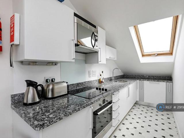 Apartment for rent in London Borough of Merton, Merton Park