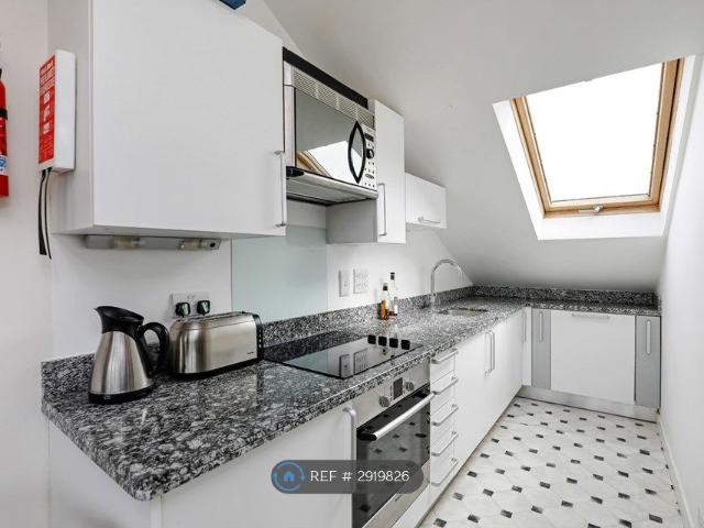 Apartment for rent in London Borough of Merton, Merton Park