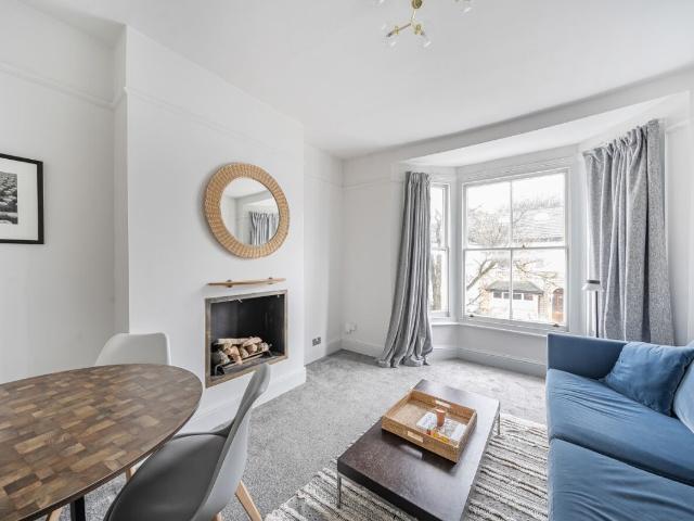 Apartment for rent in London Borough of Merton, Merton Park