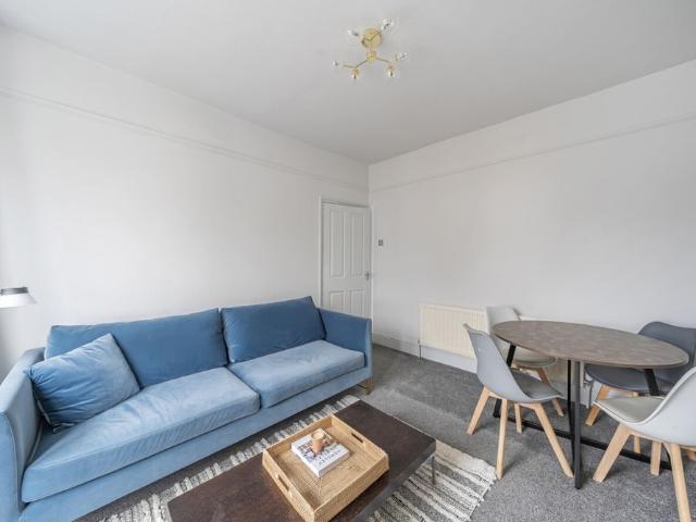 Apartment for rent in London Borough of Merton, Merton Park