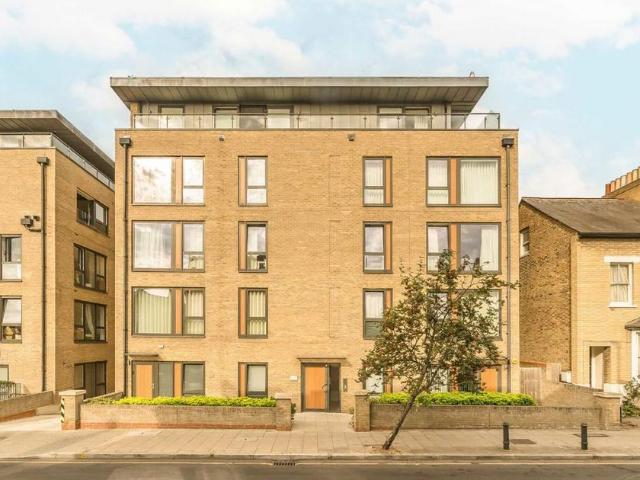 Apartment for rent in London Borough of Merton, Merton Park