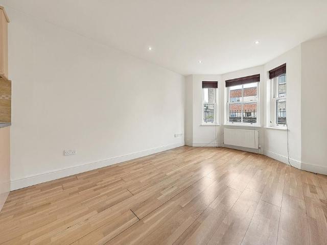 Apartment for rent in London Borough of Merton, Merton Park
