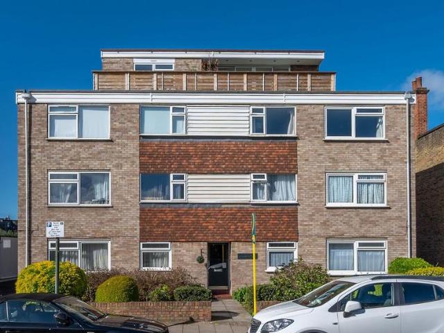 Apartment for rent in London Borough of Merton, Merton Park