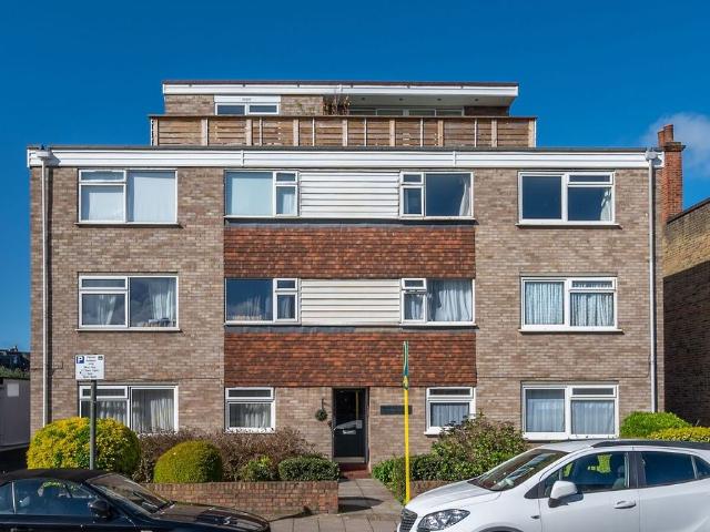 Apartment for rent in London Borough of Merton, Merton Park