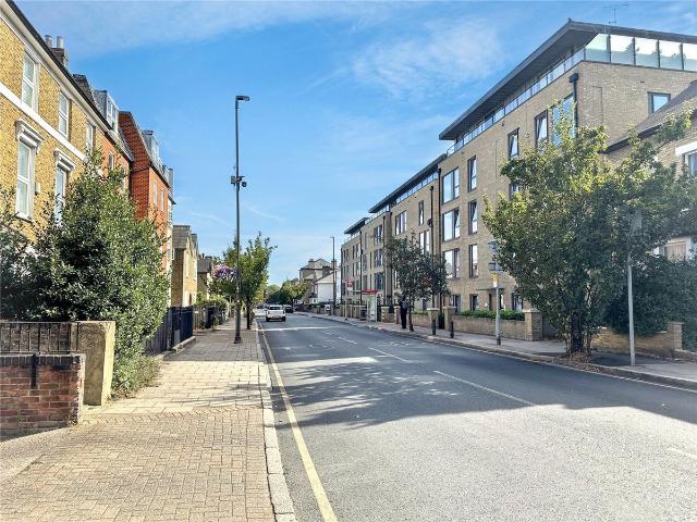 Apartment for rent in London Borough of Merton, Merton Park
