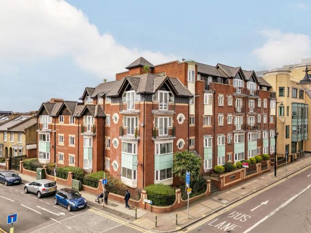 Apartment for rent in London Borough of Merton, Merton Park