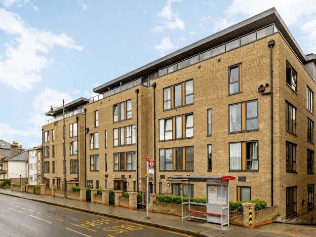 Apartment for rent in London Borough of Merton, Merton Park