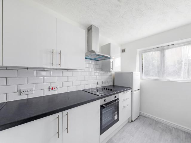 Apartment for rent in London Borough of Merton, Collier's Wood