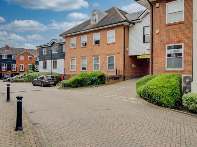 Apartment for rent in Blackhills, Surrey