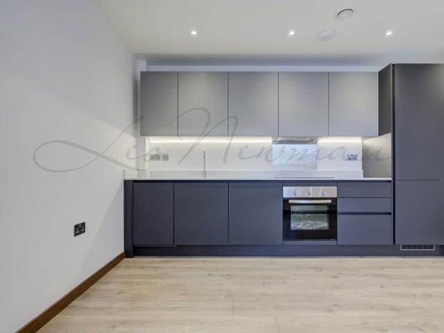Apartment for rent in Blackhills, Surrey