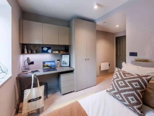 Apartment for rent in Row Town, Surrey