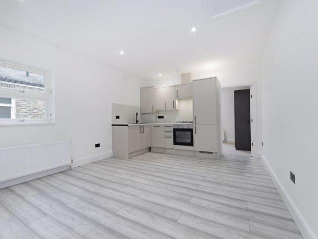 Apartment for rent in Queen's Park, Brondesbury Park