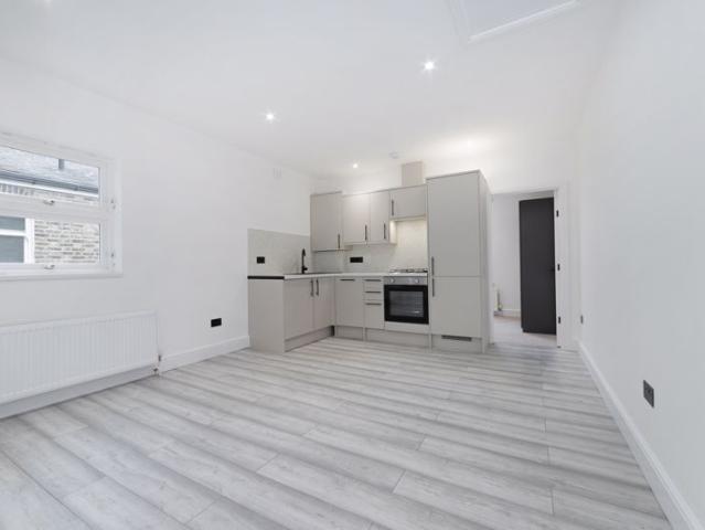 Apartment for rent in Brondesbury Park, Greater London