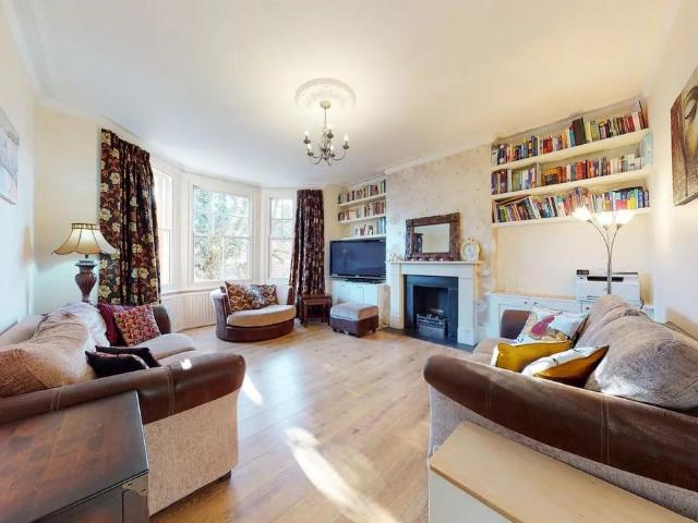 Apartment for rent in Queen's Park, Greater London