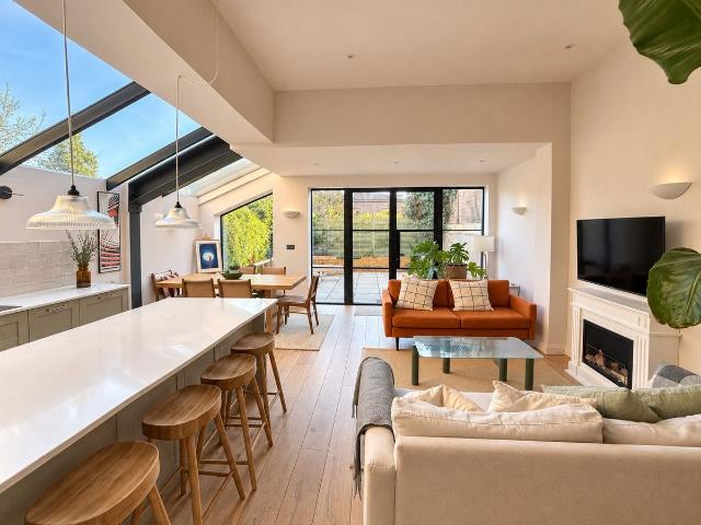 Apartment for rent in Brondesbury Park, Greater London