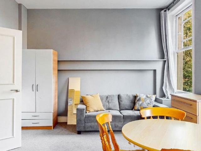 Apartment for rent in Queen's Park, Brondesbury Park