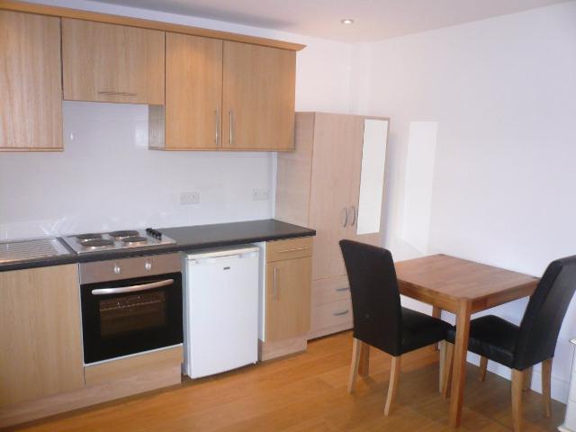 Studio for rent in Queen's Park, Brondesbury Park