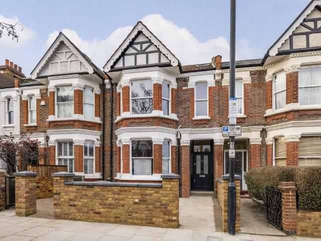 Apartment for rent in Brondesbury Park, Greater London