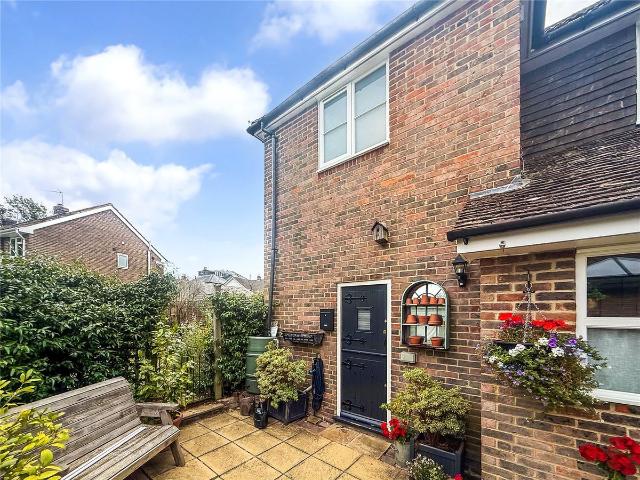 Apartment for rent in Perryfields, West Sussex