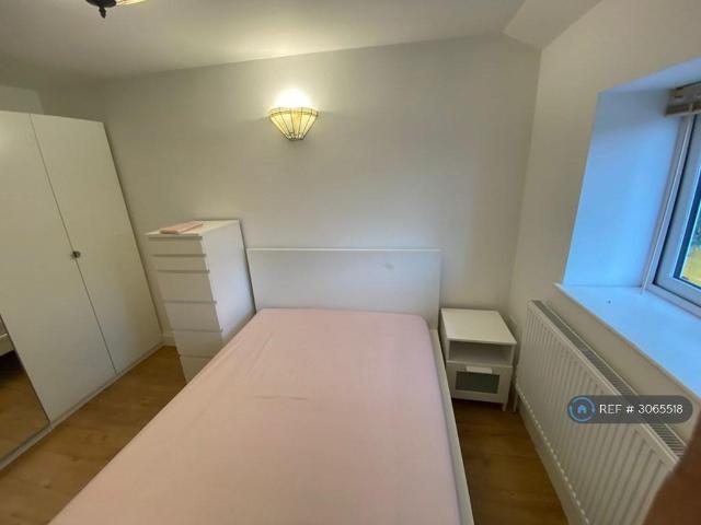 Apartment for rent in New Bedfont, Greater London