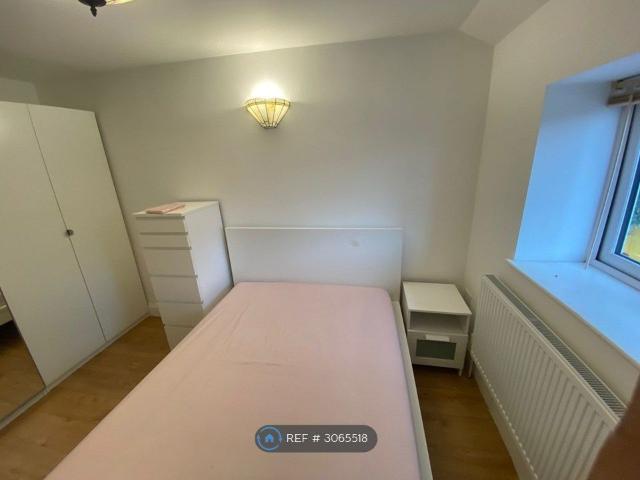 Apartment for rent in New Bedfont, Greater London