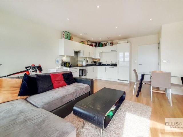 Apartment for rent in 243 Ealing Road, Greater London
