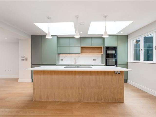 Terraced House to rent in Sandymount